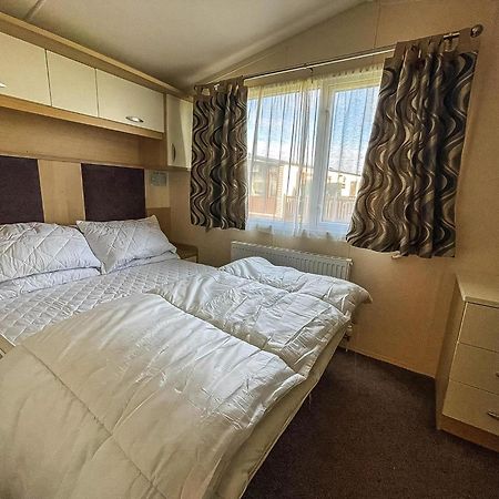 Lovely Caravan With Spacious Decking At North Denes In Suffolk, Ref 40134Nd Lowestoft Bagian luar foto