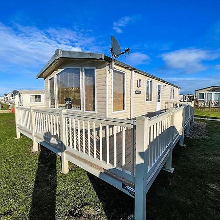 Lovely Caravan With Spacious Decking At North Denes In Suffolk, Ref 40134Nd Lowestoft Bagian luar foto