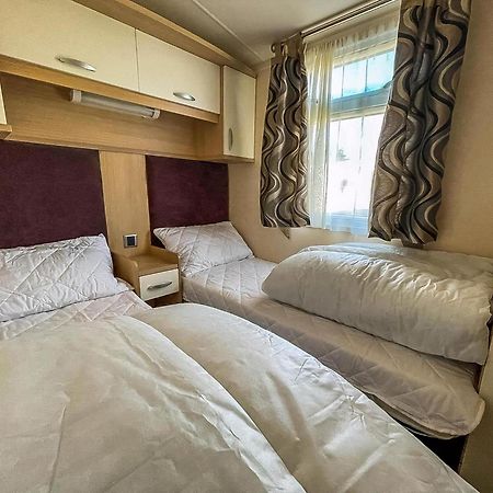 Lovely Caravan With Spacious Decking At North Denes In Suffolk, Ref 40134Nd Lowestoft Bagian luar foto