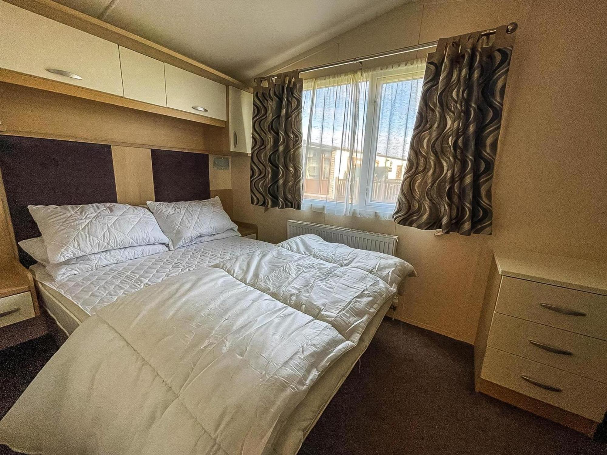 Lovely Caravan With Spacious Decking At North Denes In Suffolk, Ref 40134Nd Lowestoft Bagian luar foto