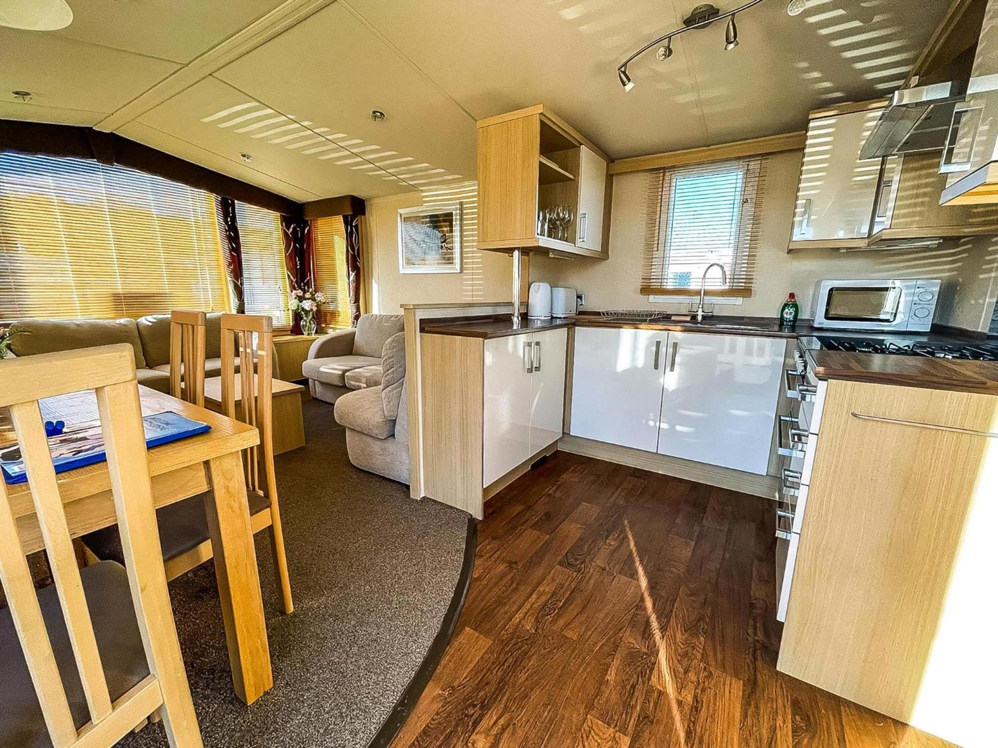 Lovely Caravan With Spacious Decking At North Denes In Suffolk, Ref 40134Nd Lowestoft Bagian luar foto