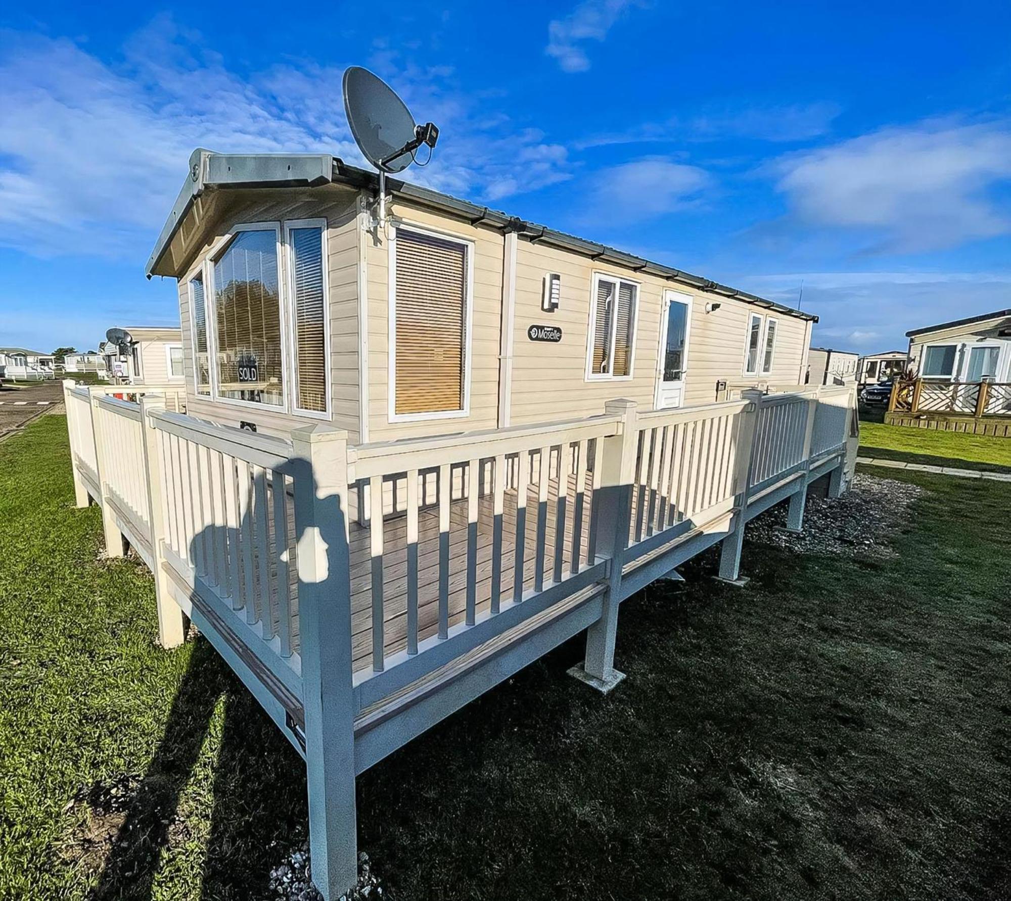 Lovely Caravan With Spacious Decking At North Denes In Suffolk, Ref 40134Nd Lowestoft Bagian luar foto
