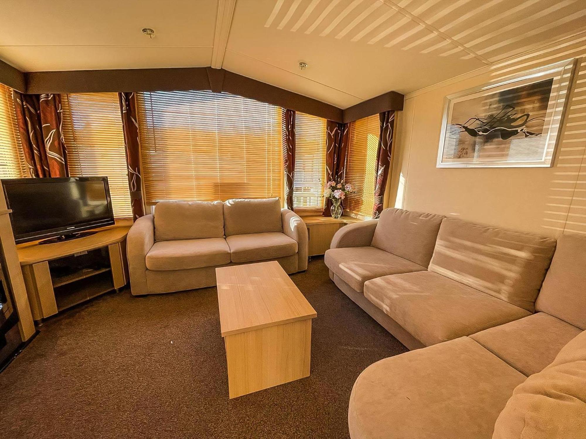 Lovely Caravan With Spacious Decking At North Denes In Suffolk, Ref 40134Nd Lowestoft Bagian luar foto