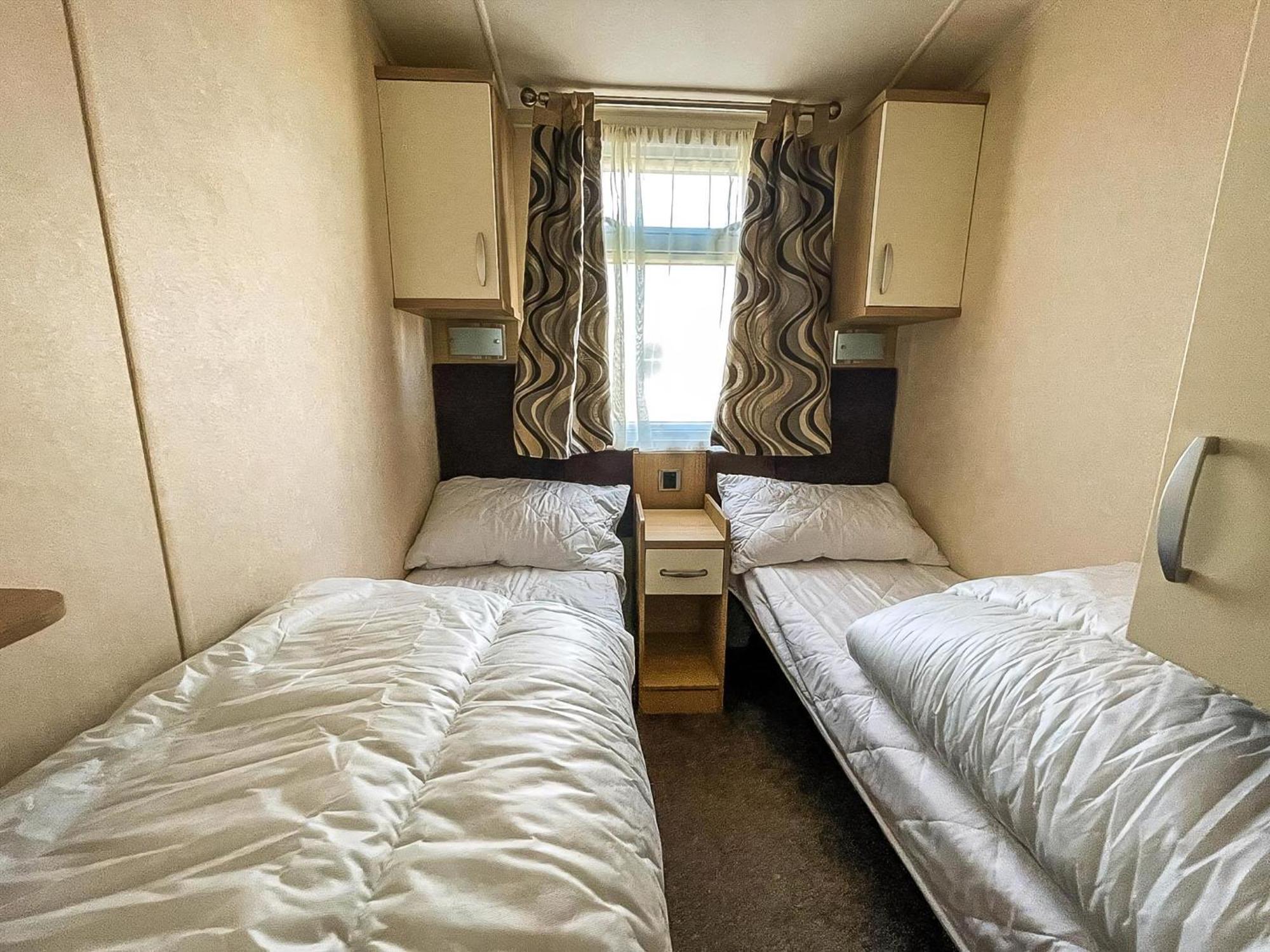Lovely Caravan With Spacious Decking At North Denes In Suffolk, Ref 40134Nd Lowestoft Bagian luar foto