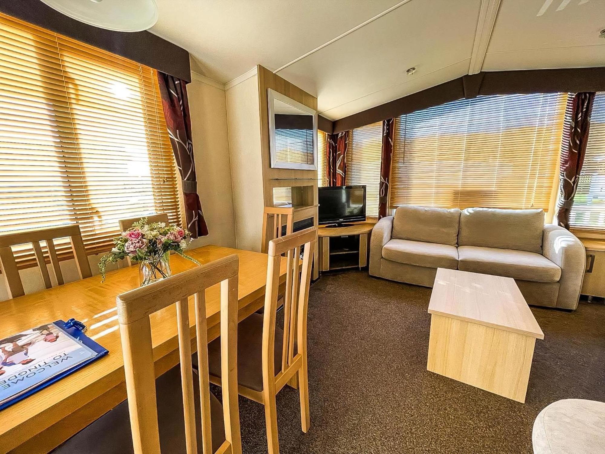 Lovely Caravan With Spacious Decking At North Denes In Suffolk, Ref 40134Nd Lowestoft Bagian luar foto